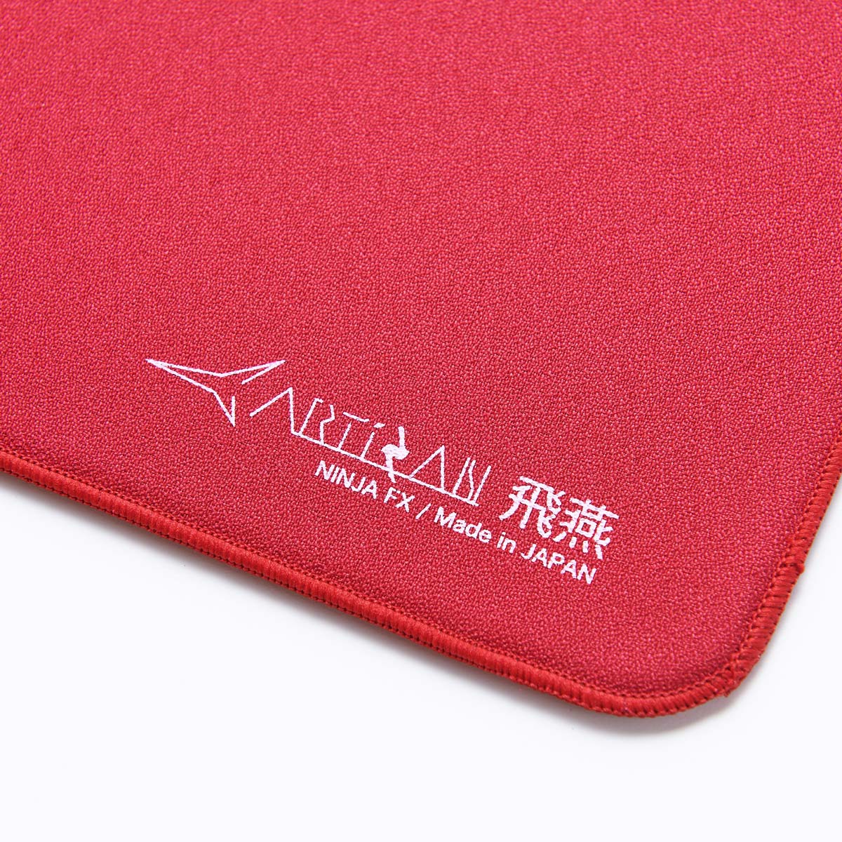 Artisan Hien XL (Ninja FX) - Wine Red (xsoft | soft | mid) 2 Podkładka Artisan Ninja FX Hien w kolorze wine red, zbliżenie na róg i przeszycie krawędzi