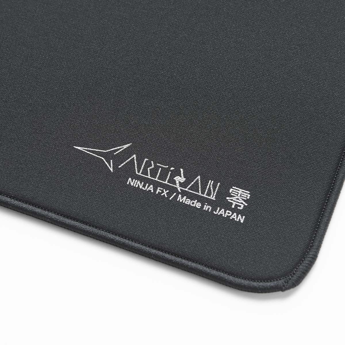 Artisan Zero XXL (Ninja FX) - Czarny (soft) 2 Podkładka Artisan Ninja FX Zero w kolorze czarny, zbliżenie na róg i przeszycie krawędzi