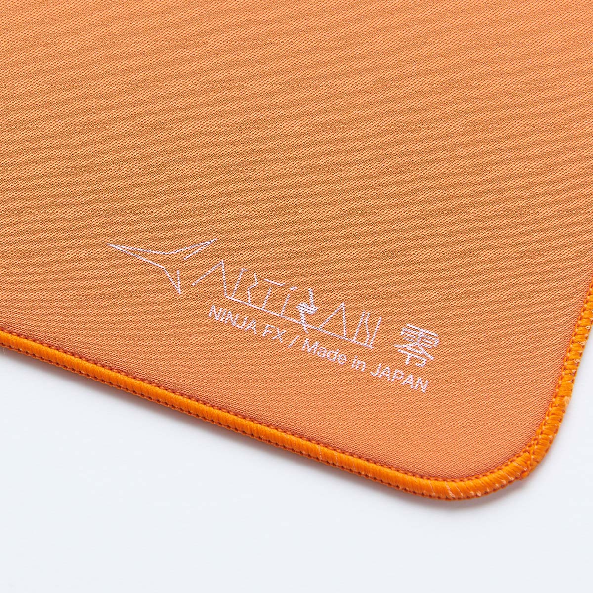 Artisan Zero XXL (Ninja FX) - Pomarańczowy (soft) 2 Podkładka Artisan Ninja FX Zero w kolorze daidai orange, zbliżenie na róg i przeszycie krawędzi
