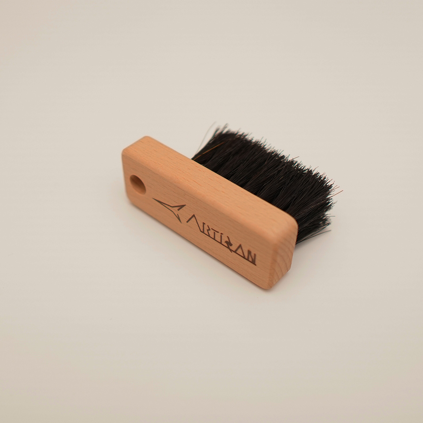 Jak czyścić podkładkę Artisan 4 Szczotka Artisan Mousepad Sweeper MS-01 z bukową rączką i ciemnym włosiem z końskiego włosia